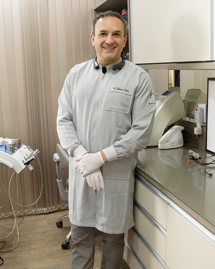 Dr. Giulianno Alex Rosolen, cirurgião-dentista especialista em estética e implantes